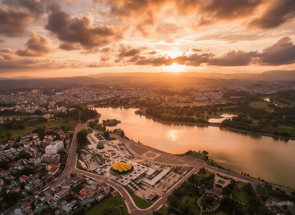 Quảng trường Đà Lạt rộng lớn nằm đối diện với hồ Xuân Hương thơ mộng